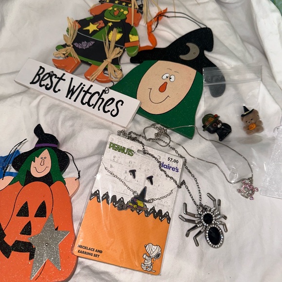 Eight pieces Halloween bundle gently used - Picture 2 of 16